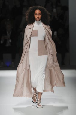 New York, Ny - Eylül 09: patron kadın giyim ve erkek giyim ilkbahar/yaz 2019 moda pist New York'ta 9 Eylül 2018 tarihinde New York moda haftası sırasında göstermek bir modeli yürür..