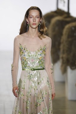 New York, Ny - Eylül 08: A model yürür, Badgley Mischka - New York moda haftası sırasında pist pist: gösterir Galerisi ben New York'ta 8 Eylül 2018 bahar stüdyolarında.