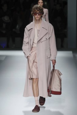 New York, Ny - Eylül 09: patron kadın giyim ve erkek giyim ilkbahar/yaz 2019 moda pist New York'ta 9 Eylül 2018 tarihinde New York moda haftası sırasında göstermek bir modeli yürür..