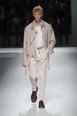 New York, Ny - Eylül 09: patron kadın giyim ve erkek giyim ilkbahar/yaz 2019 moda pist New York'ta 9 Eylül 2018 tarihinde New York moda haftası sırasında göstermek bir modeli yürür..