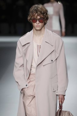 New York, Ny - Eylül 09: patron kadın giyim ve erkek giyim ilkbahar/yaz 2019 moda pist New York'ta 9 Eylül 2018 tarihinde New York moda haftası sırasında göstermek bir modeli yürür..