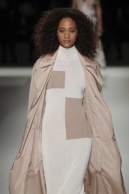 New York, Ny - Eylül 09: patron kadın giyim ve erkek giyim ilkbahar/yaz 2019 moda pist New York'ta 9 Eylül 2018 tarihinde New York moda haftası sırasında göstermek bir modeli yürür..