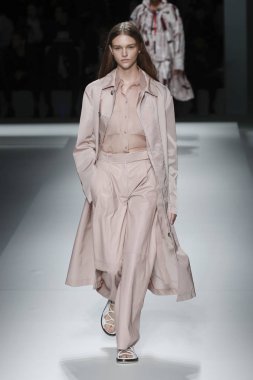 New York, Ny - Eylül 09: patron kadın giyim ve erkek giyim ilkbahar/yaz 2019 moda pist New York'ta 9 Eylül 2018 tarihinde New York moda haftası sırasında göstermek bir modeli yürür..
