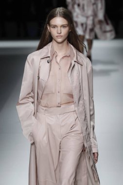 New York, Ny - Eylül 09: patron kadın giyim ve erkek giyim ilkbahar/yaz 2019 moda pist New York'ta 9 Eylül 2018 tarihinde New York moda haftası sırasında göstermek bir modeli yürür..