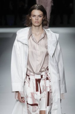 New York, Ny - Eylül 09: patron kadın giyim ve erkek giyim ilkbahar/yaz 2019 moda pist New York'ta 9 Eylül 2018 tarihinde New York moda haftası sırasında göstermek bir modeli yürür..