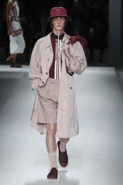 New York, Ny - Eylül 09: patron kadın giyim ve erkek giyim ilkbahar/yaz 2019 moda pist New York'ta 9 Eylül 2018 tarihinde New York moda haftası sırasında göstermek bir modeli yürür..