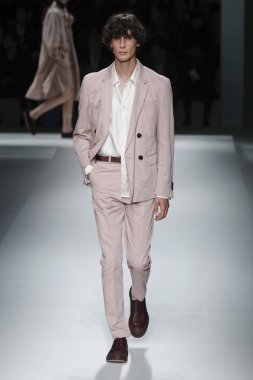 New York, Ny - Eylül 09: patron kadın giyim ve erkek giyim ilkbahar/yaz 2019 moda pist New York'ta 9 Eylül 2018 tarihinde New York moda haftası sırasında göstermek bir modeli yürür..