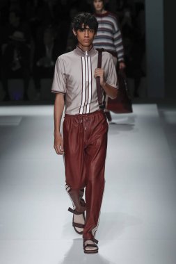 New York, Ny - Eylül 09: patron kadın giyim ve erkek giyim ilkbahar/yaz 2019 moda pist New York'ta 9 Eylül 2018 tarihinde New York moda haftası sırasında göstermek bir modeli yürür..