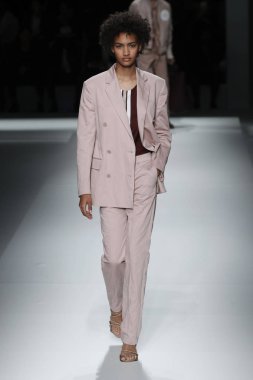 New York, Ny - Eylül 09: patron kadın giyim ve erkek giyim ilkbahar/yaz 2019 moda pist New York'ta 9 Eylül 2018 tarihinde New York moda haftası sırasında göstermek bir modeli yürür..