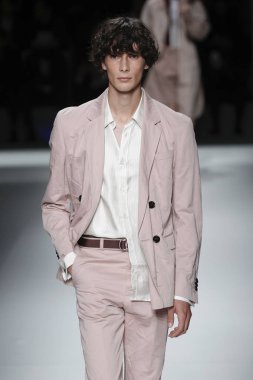 New York, Ny - Eylül 09: patron kadın giyim ve erkek giyim ilkbahar/yaz 2019 moda pist New York'ta 9 Eylül 2018 tarihinde New York moda haftası sırasında göstermek bir modeli yürür..
