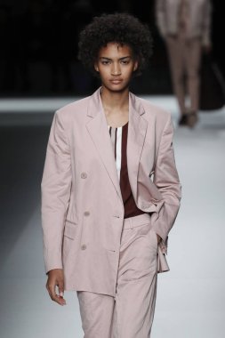 New York, Ny - Eylül 09: patron kadın giyim ve erkek giyim ilkbahar/yaz 2019 moda pist New York'ta 9 Eylül 2018 tarihinde New York moda haftası sırasında göstermek bir modeli yürür..