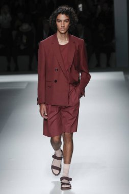 New York, Ny - Eylül 09: patron kadın giyim ve erkek giyim ilkbahar/yaz 2019 moda pist New York'ta 9 Eylül 2018 tarihinde New York moda haftası sırasında göstermek bir modeli yürür..