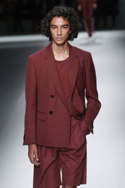 New York, Ny - Eylül 09: patron kadın giyim ve erkek giyim ilkbahar/yaz 2019 moda pist New York'ta 9 Eylül 2018 tarihinde New York moda haftası sırasında göstermek bir modeli yürür..