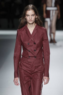 New York, Ny - Eylül 09: patron kadın giyim ve erkek giyim ilkbahar/yaz 2019 moda pist New York'ta 9 Eylül 2018 tarihinde New York moda haftası sırasında göstermek bir modeli yürür..