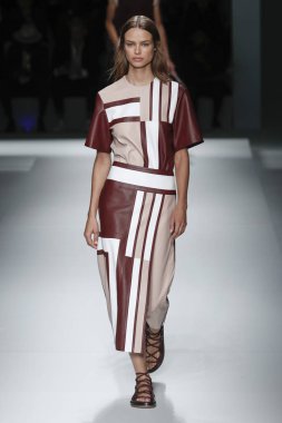 New York, Ny - Eylül 09: patron kadın giyim ve erkek giyim ilkbahar/yaz 2019 moda pist New York'ta 9 Eylül 2018 tarihinde New York moda haftası sırasında göstermek bir modeli yürür..