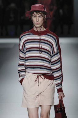 New York, Ny - Eylül 09: patron kadın giyim ve erkek giyim ilkbahar/yaz 2019 moda pist New York'ta 9 Eylül 2018 tarihinde New York moda haftası sırasında göstermek bir modeli yürür..