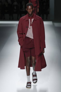 New York, Ny - Eylül 09: patron kadın giyim ve erkek giyim ilkbahar/yaz 2019 moda pist New York'ta 9 Eylül 2018 tarihinde New York moda haftası sırasında göstermek bir modeli yürür..