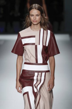 New York, Ny - Eylül 09: patron kadın giyim ve erkek giyim ilkbahar/yaz 2019 moda pist New York'ta 9 Eylül 2018 tarihinde New York moda haftası sırasında göstermek bir modeli yürür..