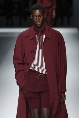 New York, Ny - Eylül 09: patron kadın giyim ve erkek giyim ilkbahar/yaz 2019 moda pist New York'ta 9 Eylül 2018 tarihinde New York moda haftası sırasında göstermek bir modeli yürür..