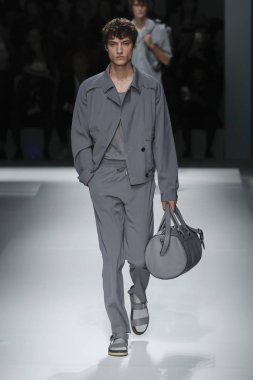 New York, Ny - Eylül 09: patron kadın giyim ve erkek giyim ilkbahar/yaz 2019 moda pist New York'ta 9 Eylül 2018 tarihinde New York moda haftası sırasında göstermek bir modeli yürür..