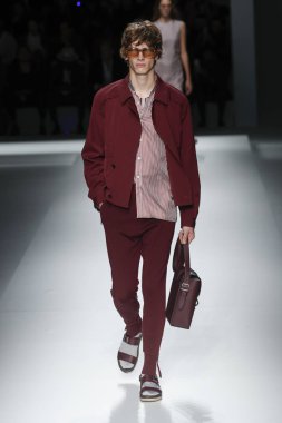 New York, Ny - Eylül 09: patron kadın giyim ve erkek giyim ilkbahar/yaz 2019 moda pist New York'ta 9 Eylül 2018 tarihinde New York moda haftası sırasında göstermek bir modeli yürür..