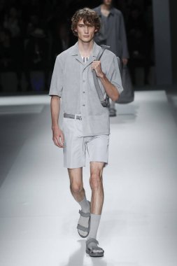 New York, Ny - Eylül 09: patron kadın giyim ve erkek giyim ilkbahar/yaz 2019 moda pist New York'ta 9 Eylül 2018 tarihinde New York moda haftası sırasında göstermek bir modeli yürür..