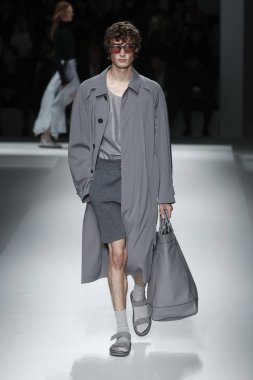 New York, Ny - Eylül 09: patron kadın giyim ve erkek giyim ilkbahar/yaz 2019 moda pist New York'ta 9 Eylül 2018 tarihinde New York moda haftası sırasında göstermek bir modeli yürür..