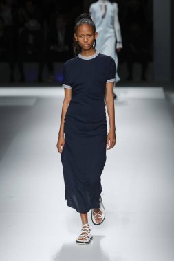 New York, Ny - Eylül 09: patron kadın giyim ve erkek giyim ilkbahar/yaz 2019 moda pist New York'ta 9 Eylül 2018 tarihinde New York moda haftası sırasında göstermek bir modeli yürür..