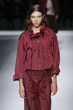 New York, Ny - Eylül 09: patron kadın giyim ve erkek giyim ilkbahar/yaz 2019 moda pist New York'ta 9 Eylül 2018 tarihinde New York moda haftası sırasında göstermek bir modeli yürür..