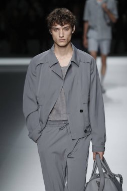 New York, Ny - Eylül 09: patron kadın giyim ve erkek giyim ilkbahar/yaz 2019 moda pist New York'ta 9 Eylül 2018 tarihinde New York moda haftası sırasında göstermek bir modeli yürür..