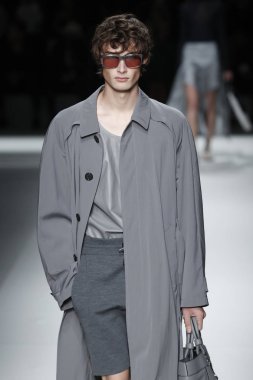 New York, Ny - Eylül 09: patron kadın giyim ve erkek giyim ilkbahar/yaz 2019 moda pist New York'ta 9 Eylül 2018 tarihinde New York moda haftası sırasında göstermek bir modeli yürür..