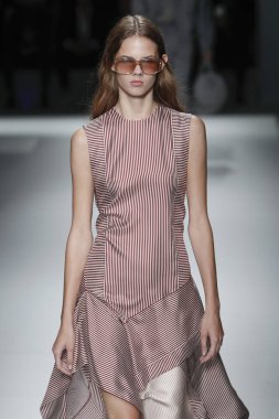 New York, Ny - Eylül 09: patron kadın giyim ve erkek giyim ilkbahar/yaz 2019 moda pist New York'ta 9 Eylül 2018 tarihinde New York moda haftası sırasında göstermek bir modeli yürür..