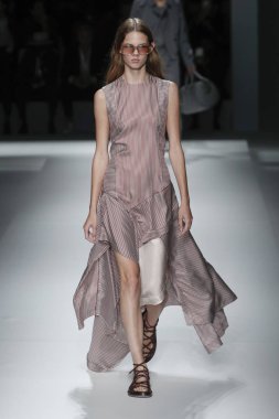 New York, Ny - Eylül 09: patron kadın giyim ve erkek giyim ilkbahar/yaz 2019 moda pist New York'ta 9 Eylül 2018 tarihinde New York moda haftası sırasında göstermek bir modeli yürür..