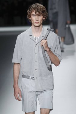 New York, Ny - Eylül 09: patron kadın giyim ve erkek giyim ilkbahar/yaz 2019 moda pist New York'ta 9 Eylül 2018 tarihinde New York moda haftası sırasında göstermek bir modeli yürür..