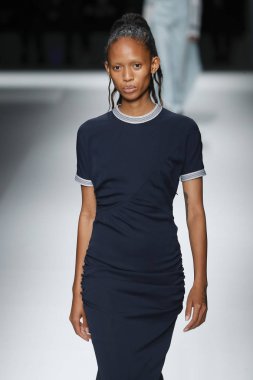 New York, Ny - Eylül 09: patron kadın giyim ve erkek giyim ilkbahar/yaz 2019 moda pist New York'ta 9 Eylül 2018 tarihinde New York moda haftası sırasında göstermek bir modeli yürür..