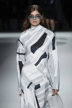 New York, Ny - Eylül 09: patron kadın giyim ve erkek giyim ilkbahar/yaz 2019 moda pist New York'ta 9 Eylül 2018 tarihinde New York moda haftası sırasında göstermek bir modeli yürür..