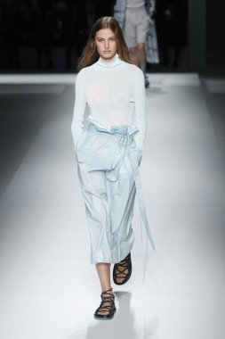 New York, Ny - Eylül 09: patron kadın giyim ve erkek giyim ilkbahar/yaz 2019 moda pist New York'ta 9 Eylül 2018 tarihinde New York moda haftası sırasında göstermek bir modeli yürür..