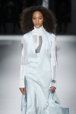 New York, Ny - Eylül 09: patron kadın giyim ve erkek giyim ilkbahar/yaz 2019 moda pist New York'ta 9 Eylül 2018 tarihinde New York moda haftası sırasında göstermek bir modeli yürür..