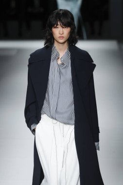 New York, Ny - Eylül 09: patron kadın giyim ve erkek giyim ilkbahar/yaz 2019 moda pist New York'ta 9 Eylül 2018 tarihinde New York moda haftası sırasında göstermek bir modeli yürür..