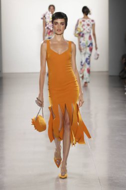 New York, Ny - 11 Eylül: Manken pist Chiara Boni La Petite elbise için New York moda haftası sırasında yürür: gösterir New York'ta 11 Eylül 2018 bahar stüdyolarında Galerisi II.