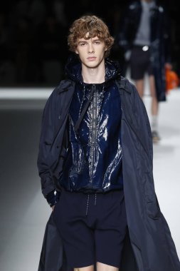 New York, Ny - Eylül 09: patron kadın giyim ve erkek giyim ilkbahar/yaz 2019 moda pist New York'ta 9 Eylül 2018 tarihinde New York moda haftası sırasında göstermek bir modeli yürür..