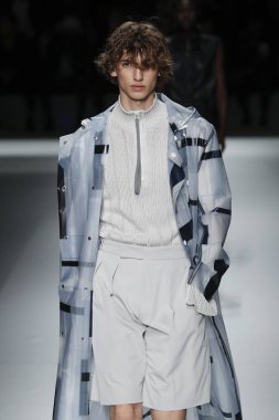 New York, Ny - Eylül 09: patron kadın giyim ve erkek giyim ilkbahar/yaz 2019 moda pist New York'ta 9 Eylül 2018 tarihinde New York moda haftası sırasında göstermek bir modeli yürür..