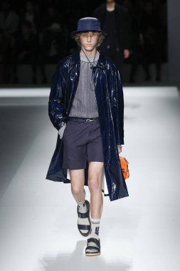 New York, Ny - Eylül 09: patron kadın giyim ve erkek giyim ilkbahar/yaz 2019 moda pist New York'ta 9 Eylül 2018 tarihinde New York moda haftası sırasında göstermek bir modeli yürür..