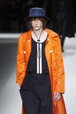 New York, Ny - Eylül 09: patron kadın giyim ve erkek giyim ilkbahar/yaz 2019 moda pist New York'ta 9 Eylül 2018 tarihinde New York moda haftası sırasında göstermek bir modeli yürür..