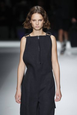 New York, Ny - Eylül 09: patron kadın giyim ve erkek giyim ilkbahar/yaz 2019 moda pist New York'ta 9 Eylül 2018 tarihinde New York moda haftası sırasında göstermek bir modeli yürür..