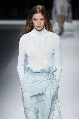 New York, Ny - Eylül 09: patron kadın giyim ve erkek giyim ilkbahar/yaz 2019 moda pist New York'ta 9 Eylül 2018 tarihinde New York moda haftası sırasında göstermek bir modeli yürür..