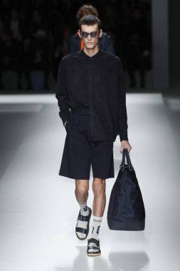 New York, Ny - Eylül 09: patron kadın giyim ve erkek giyim ilkbahar/yaz 2019 moda pist New York'ta 9 Eylül 2018 tarihinde New York moda haftası sırasında göstermek bir modeli yürür..