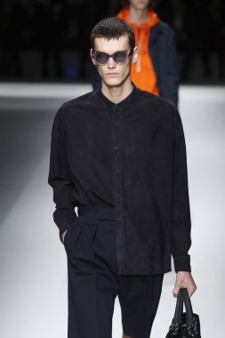 New York, Ny - Eylül 09: patron kadın giyim ve erkek giyim ilkbahar/yaz 2019 moda pist New York'ta 9 Eylül 2018 tarihinde New York moda haftası sırasında göstermek bir modeli yürür..