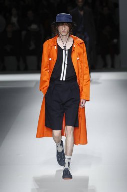 New York, Ny - Eylül 09: patron kadın giyim ve erkek giyim ilkbahar/yaz 2019 moda pist New York'ta 9 Eylül 2018 tarihinde New York moda haftası sırasında göstermek bir modeli yürür..