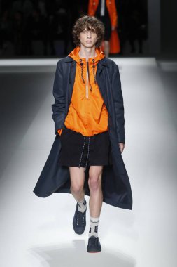 New York, Ny - Eylül 09: patron kadın giyim ve erkek giyim ilkbahar/yaz 2019 moda pist New York'ta 9 Eylül 2018 tarihinde New York moda haftası sırasında göstermek bir modeli yürür..